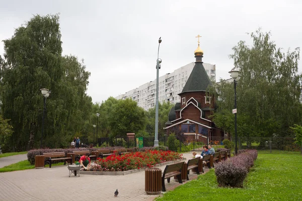 Moscow Rússia Julho 2018 Christin Catedral Madeira Pessoas Bancos Canteiro — Fotografia de Stock