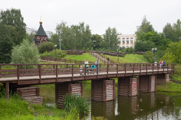 Moscú Rusia Julio 2018 Puente Madera Gente Catedral Cristiana Árboles —  Fotos de Stock