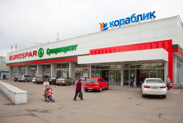 モスクワ ロシア連邦 2018 Eurospar スーパー マーケット Korablik 駐車場 Leskova 通りの人々 — ストック写真