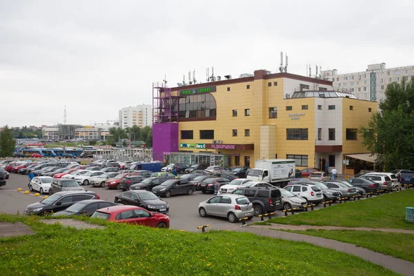 莫斯科 俄罗斯 2018年7月24日 无线电市场建设和大型停车场在 Kostromskaya 这条街位于莫斯科东北部的 Bibirevo — 图库照片