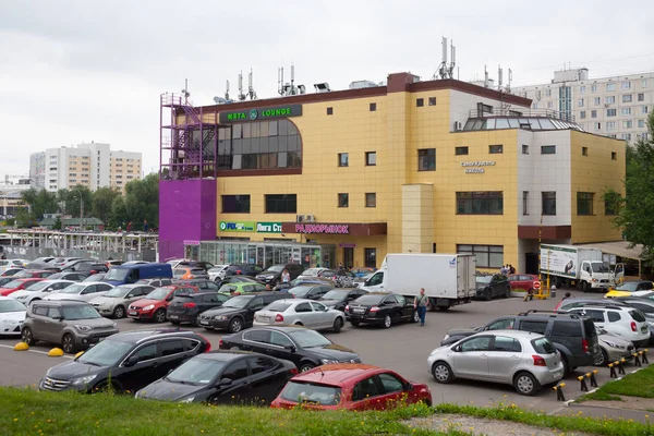 俄罗斯莫斯科 2018年7月24日 Kostromskaya 街的无线电市场大楼和停车场 这条街位于莫斯科东北部的 Bibirevo — 图库照片