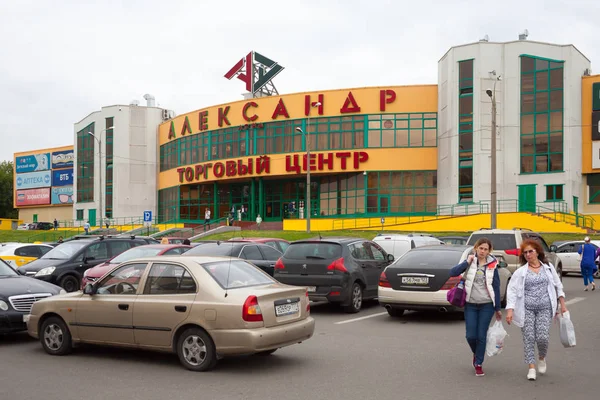 Moscú Rusia Julio 2018 Centro Comercial Alexander Land Estacionamiento Personas —  Fotos de Stock