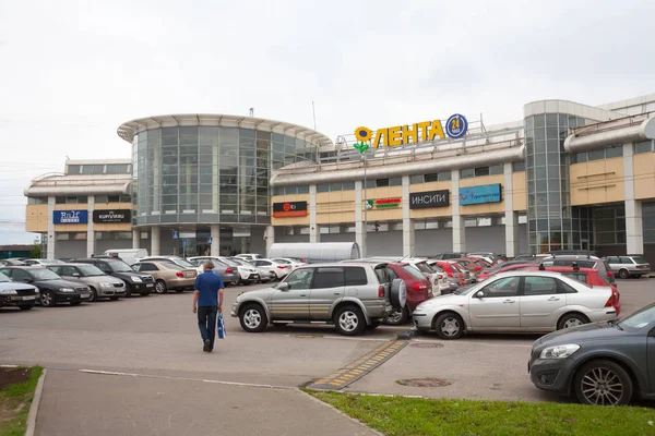 Moskau Russland Juli 2018 Lenta Supermarktgebäude Parkplatz Und Mann Der — Stockfoto