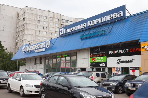 모스크바 러시아 2018 Perekrestok 슈퍼마켓 Snezhnaya Koroleva Pleshcheeva 거리에 주차장 — 스톡 사진