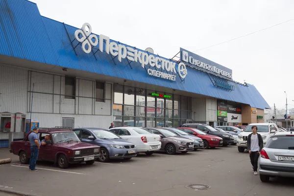 Moscú Rusia Julio 2018 Supermercado Perekrestok Edificio Tienda Snezhnaya Koroleva —  Fotos de Stock