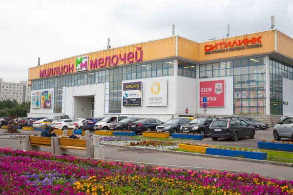 Moskou Rusland Juli 2018 Miljoen Melochey Winkelcentrum Gebouw Auto Parkeren — Stockfoto
