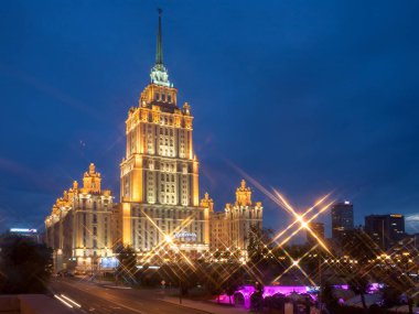 Moskova, Rusya - 27 Temmuz 2018: Radisson Royal Hotel gecede Kutuzovsky Prospekt üzerinde bina. Bu otel Ukrayna eski adıdır.