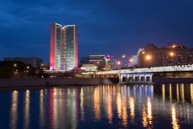 Moskova, Rusya - 27 Temmuz 2018: bina, Novoarbatsky Köprüsü'ne ve Krasnopresnenskaya set gece Cmea. Moskova Hükümeti bu binada yer almaktadır.