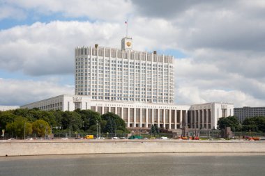 Moskova, Rusya - 30 Temmuz 2018: Rusya Federasyonu Hükümeti'nin Krasnopresnenskaya setin binada. Bu bina 1979 ' 1965 inşa edilmiştir.