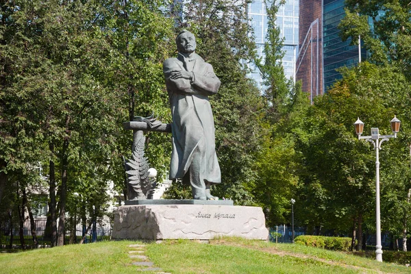 俄罗斯莫斯科 2018年7月30日 雅库库帕拉纪念碑在 Kutuzovsky 雅库库帕拉是白俄罗斯诗人 — 图库照片