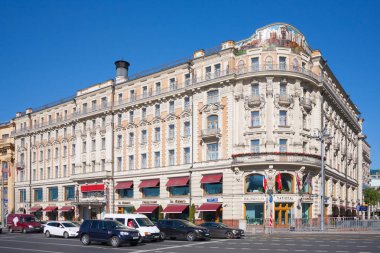Moskova, Rusya - 1 Ağustos 2018: Ulusal otel binası ve Mokhovaya sokak otomobillerde. Bu bina 1902 yılında inşa edilmiştir.