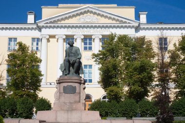 Moskova, Rusya - 1 Ağustos 2018: Lomonosov anıt ve Moskova Devlet Üniversitesi (MSÜ) Mokhovaya Caddesi. Mikhail Lomonosov Rus bilim adamı, proje Moskova Üniversitesi geliştirdi.