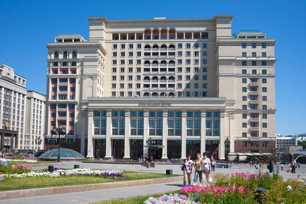 莫斯科 俄罗斯 2018年8月1日 四酒店莫斯科大厦 花坛和人在 Okhotny 海牙卡拉其街 这家酒店坐落在红广场附近 — 图库照片