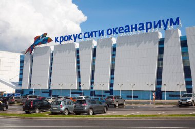 Moskova, Rusya - 6 Ağustos 2018: Crocus şehir Oceanarium bina ve uluslararası Street otopark. Bu oceanarium 2014 yılında inşa edilmiş.