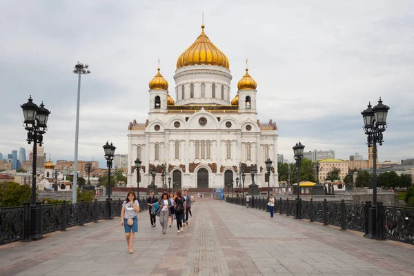 Moscow Rússia Agosto 2018 Pessoas Caminhando Longo Ponte Patriarshy Contra — Fotografia de Stock