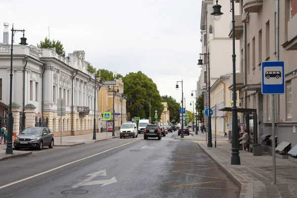 Moscou Russie Août 2018 Bâtiments Voitures Panneaux Routiers Dans Rue — Photo