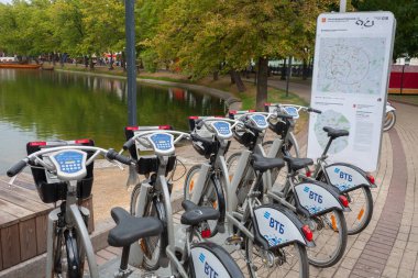 Moskova, Rusya - 15 Ağustos 2018: Bisiklet Kiralama İstasyonu Chistoprudny Bulvarı'ndaki. Chistoprudny Bulvarı Moskova merkezinde yer almaktadır.