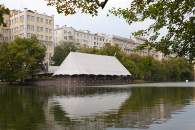 Moskova, Rusya - 15 Ağustos 2018: Binalar ve çadır Restoran Chistye Prudy göl kıyısında. Chistye Prudy su birikintisi veya temiz havuz Moskova dönüm noktası olduğunu.