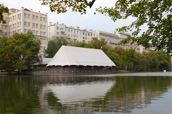 Moscou Russie Août 2018 Bâtiments Restaurant Tente Sur Rive Étang — Photo