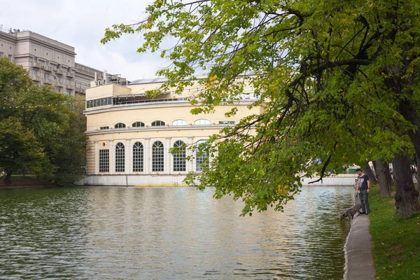 Moskva Ryssland Augusti 2018 Chistye Prudy Damm Gula Byggnaden Träd — Stockfoto