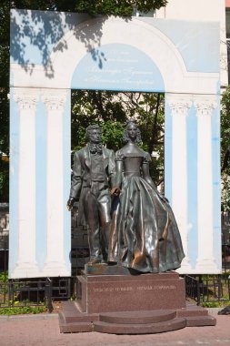 Moskova, Rusya - 17 Ağustos 2018: Alexander Pushkin ve Natalya Gorcharova anıt Arbat Caddesi'nde. Puşkin Rus şair (1799-1837), Natalia Goncharova karısı oldu.