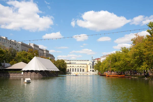 Moskva Ryssland Augusti 2018 Pond Båtar Träd Och Byggnader Chistoprudny — Stockfoto