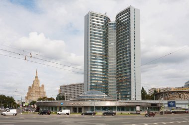 Moskova, Rusya - 20 Ağustos 2018: Moskova Hükümeti Krasnopresnenskaya setin içinde bina. Stalin gökdelen Kudrinskaya Meydanı'nda sol arka tarafı.