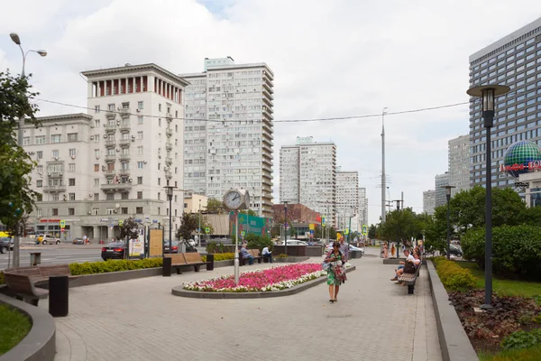 Moscou Russie Août 2018 Les Gens Reposent Près Lit Fleurs — Photo