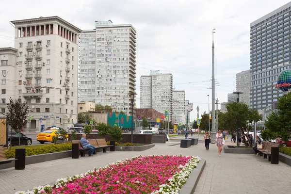 Moscú Rusia Agosto 2018 Edificios Personas Macizos Flores Bancos Calle — Foto de Stock