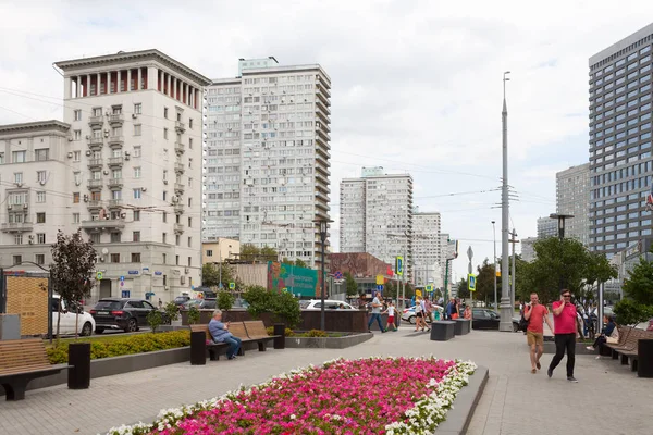 Moskwa Rosja Sierpień 2018 Ludzie Chodzą Pobliżu Kwiat Łóżko Nowy — Zdjęcie stockowe