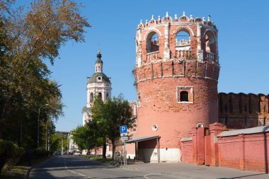 Moskova, Rusya - 27 Ağustos 2018: Kule ve katedral içinde Ukhta sokak Donskoy manastır. Bu manastır 1591 kuruldu.