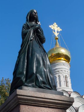 Moskova, Rusya - 27 Ağustos 2018: Siyah mezar heykeli Ukhta sokakta Donskoy manastırda kubbe witn karşı. Bu manastır 1591 kuruldu.