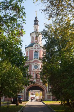 Moskova, Rusya - 27 Ağustos 2018: Tihvin Katedrali ve Donskoy Manastırı Ukhta sokakta ağaçları. Bu manastır 1591 kuruldu.
