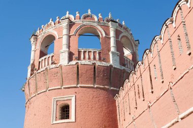 Moskova, Rusya - 27 Ağustos 2018: Kule ve duvar Ukhta Street (yatay çerçeve) içinde Donskoy manastır. Bu manastır 1591 kuruldu.