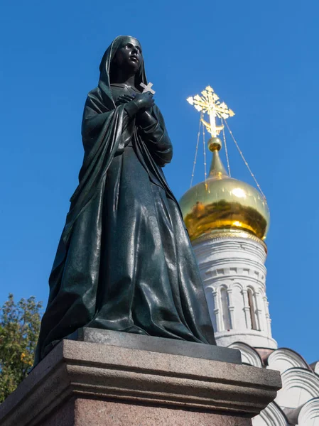 Moskau Russland August 2018 Schwarze Grabstatue Gegen Kuppel Mit Kreuz — Stockfoto