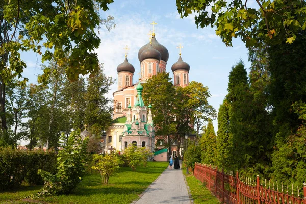 莫斯科 2018年8月28日 上帝大教堂的母亲 Lestvichnik 大教堂和树在 Donskoy 修道院在 Donskaya 这座修道院成立于1591年 — 图库照片