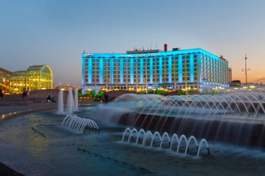 Moskova, Rusya - 24 Ağustos 2018: Radisson Blu Slavyanskaya Hotel ve Avrupa Meydanı'nda Avrupa tecavüz Çeşmesi. 1991 yılında, 2002 yılında Çeşme otel açıldı.
