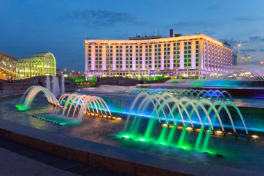 Moskova, Rusya - 29 Ağustos 2018: Radisson Blu Slavyanskaya Hotel ve Avrupa Meydanı'nda Avrupa tecavüz Çeşmesi. 1991 yılında, 2002 yılında Çeşme otel açıldı.