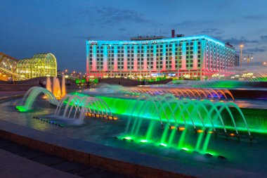 Moskova, Rusya - 29 Ağustos 2018: Radisson Blu Slavyanskaya Hotel ve Avrupa Meydanı'nda Avrupa tecavüz Çeşmesi. Hotel 1991 yılında açıldı ve 2002 yılında Çeşmesi.