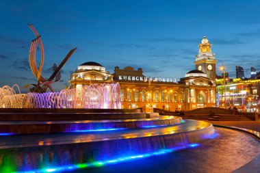 Moskova, Rusya - 29 Ağustos 2018: Tecavüz Avrupa Avrupa Meydanı ve Kiyevsky demiryolu terminal havuza. Terminal 1918, Çeşme 2002 yılında yaptırılmıştır.