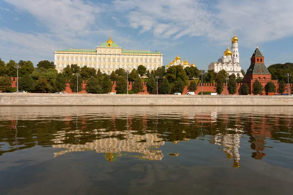 莫斯科 俄罗斯 2018年8月28日 大教堂 城墙和莫斯科克里姆林宫在 Kremlevskaya 路堤上的塔 克里姆林宫是俄罗斯联邦总统官邸 — 图库照片