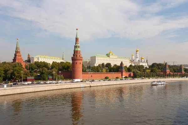 Moscow Russia August 2018 Moscow Kremlin Moskva River Embankment Ship — Stock Photo, Image