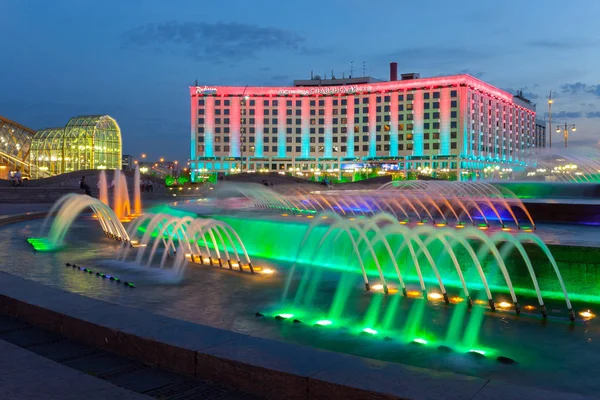 Moskova, Rusya - 29 Ağustos 2018: Radisson Blu Slavyanskaya Hotel ve Avrupa Meydanı'nda Avrupa tecavüz Çeşmesi. 1991 yılında, 2002 yılında Çeşme otel açıldı.