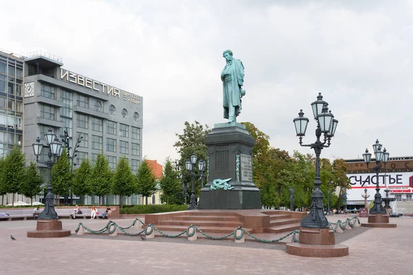 Moscow Russia August 2018 Alexander Pushkin Monument Izvestia Newspaper Building — Stock Photo, Image