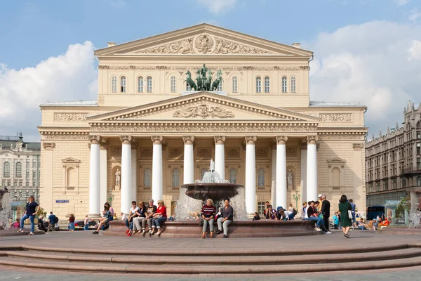 Moscow Russia August 2018 People Resting Fountain Bolshoi Theater Building — Stock Photo, Image
