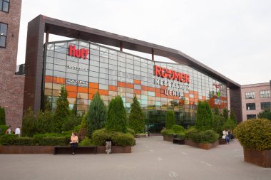 Moskova, Rusya - 10 Eylül 2018: Pansiyoner Mobilya Mağazası ve ağaçlar Vostochnaya Caddesi üzerinde. Pansiyoner Moskova'da en büyük mobilya mağazası olduğunu.