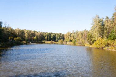 Moskova, Rusya - 20 Eylül 2018: Elk (Elk Adası) Losiny Ostrov Milli Parkı güneşli sonbahar günü gölette. Losiny Ostrov Rusya ilk Milli Parkı olan.