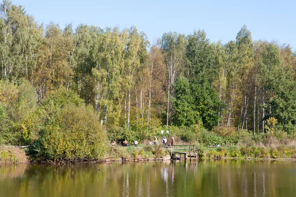 Moskwa Września 2018 Ludzi Lasu Nad Brzegiem Stawu Parku Narodowym — Zdjęcie stockowe