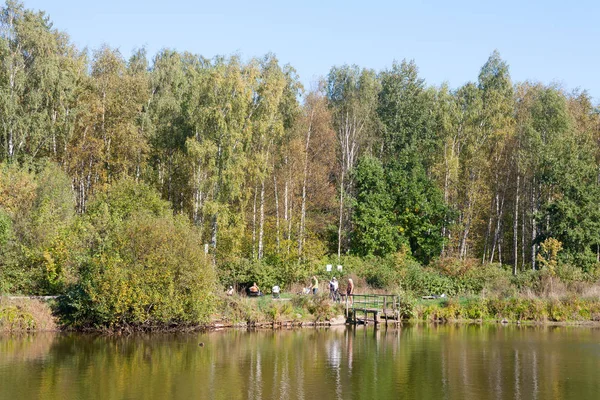 Moskou September 2018 Mensen Bos Aan Oever Van Vijver Losiny — Stockfoto