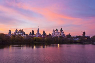 Moskova, Rusya - 14 Ekim 2018: Sunset Izmailovo Kremlin üzerinde. Kremlin kültürel, ticari ve eğlence karmaşık 1998-2007 yılları yaptırılmıştır.
